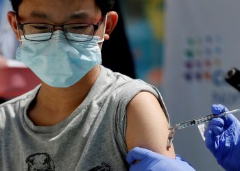 Autorizan refuerzo Pfizer para adolescentes de 12 a 15