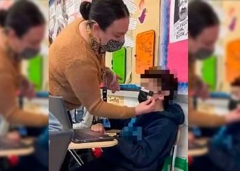 Genera polémica maestra pegando con cinta adhesiva la mascarilla a un estudiante