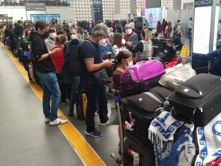 Contagios de covid-19 afectan operaciones en el AICM