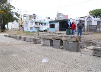 En Tampico, habitantes ponen ‘muro’ a calle que divide al municipio; no dejan pasar a los de Altamira