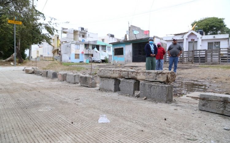 En Tampico, habitantes ponen ‘muro’ a calle que divide al municipio; no dejan pasar a los de Altamira