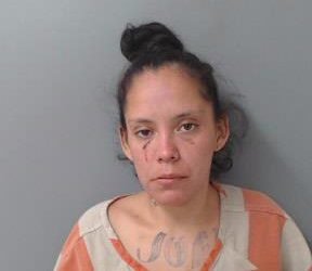 Se atrinchera en una casa tras navajear a una mujer