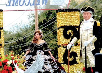 Familias laredenses disfrutaron desfile Anheuser-Busch WBCA