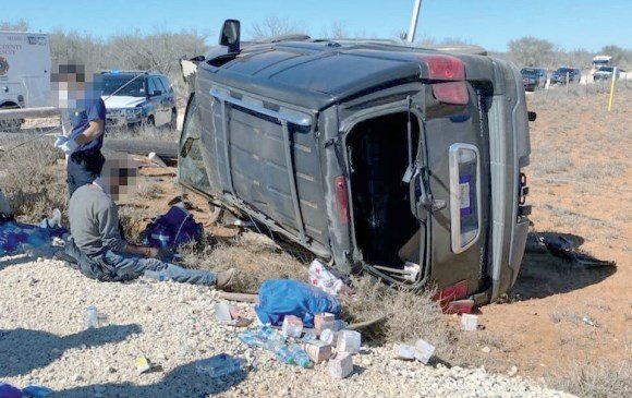 Se vuelca traficante de indocumentados; arrestan a 2