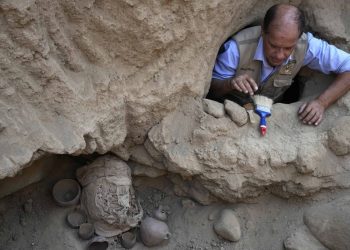 Encuentran los restos de varios niños junto a una momia «cubierta con soguillas»