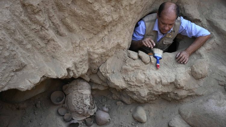 Encuentran los restos de varios niños junto a una momia «cubierta con soguillas»