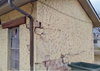 Se mata agente federal al estrellarse en una casa