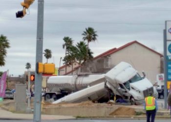 Pipa con más de 40 mil galones de gasolina, cae en un canal de desagüe