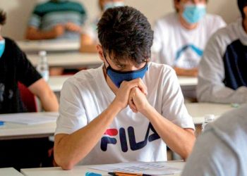 Eliminarían escuelas uso de mascarillas