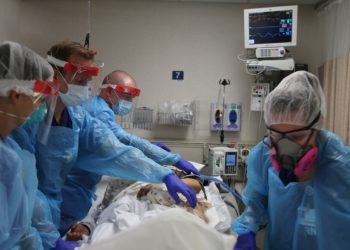 Sin cupo hospitalario morirían en autos pacientes con covid