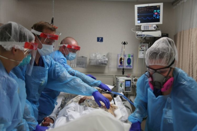 Sin cupo hospitalario morirían en autos pacientes con covid