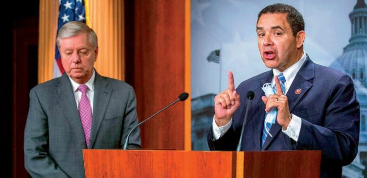 Persisten acusaciones contra Henry Cuéllar por corrupción