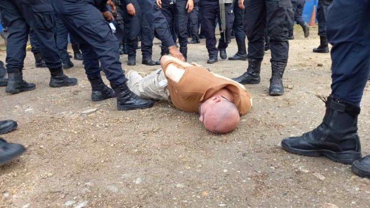 Policías de Coatza se enfrascan en pleito y entre ellos se detienen