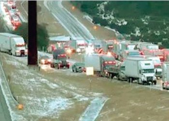 Quedan atrapados en carreteras de Texas