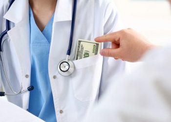 Acusan a doctores de defraudar al Medicare