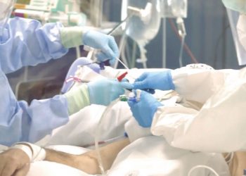 Caen a la mitad casos de covid