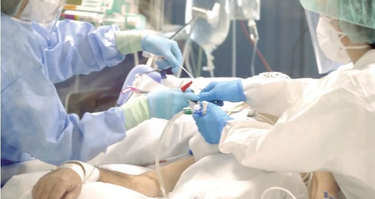 Caen a la mitad casos de covid