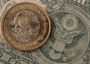 Peso retrocede desde su mejor nivel en 6 meses; BMV sube