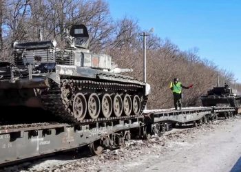 Rusia bombardea teatro de Mariúpol, Ucrania, donde había refugiados civiles