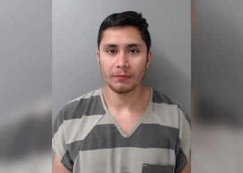 Deja grave a golpes a su bebé de 2 años