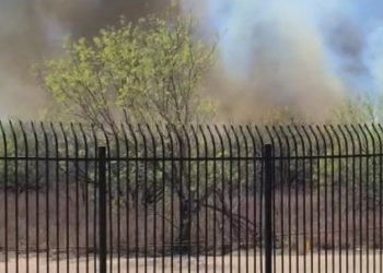 Evacúan escuelas por incendios