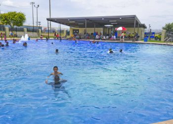 Entrenan a salvavidas para abrir las albercas en mayo