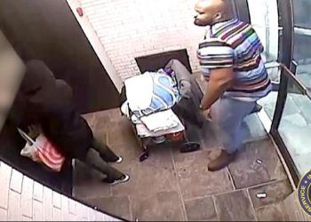 Mujer asiática recibe más de 125 golpes y pisotones tras insultos raciales, dice la policía