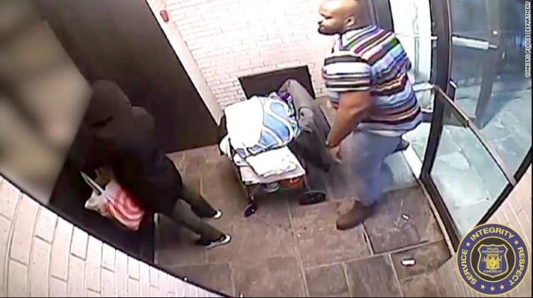 Mujer asiática recibe más de 125 golpes y pisotones tras insultos raciales, dice la policía