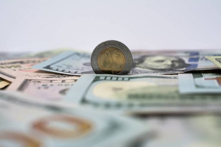 Peso ‘se resbala’ frente al dólar