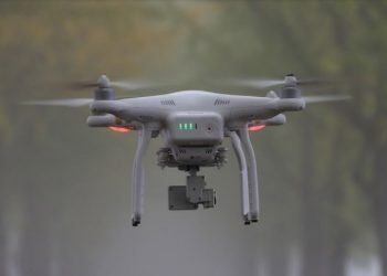 Mujer ucraniana derriba dron ruso lanzando frasco de tomates