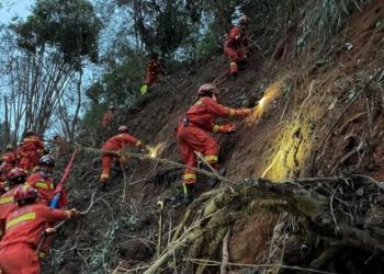 Con graves daños localizan una de las cajas negras del avión de China Eastern que se estrelló el lunes