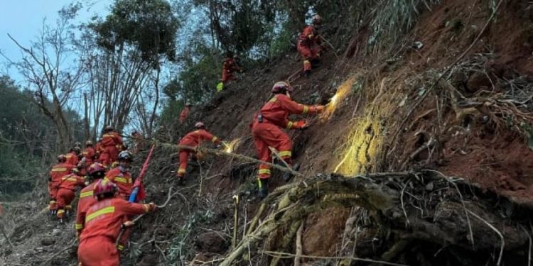 Con graves daños localizan una de las cajas negras del avión de China Eastern que se estrelló el lunes