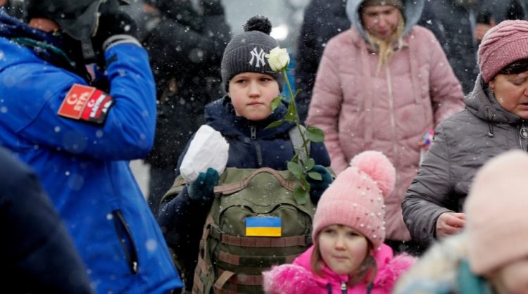 Unos 800 mil niños han dejado Ucrania, muchos sin sus familias