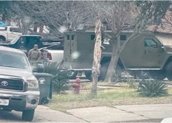 Roba camión del SWAT y se lo lleva a su casa