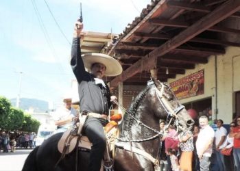 Asesinan pistoleros al presidente municipal de Aguililla