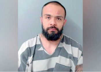 Se paseaba desnudo en la calle y lo arrestan