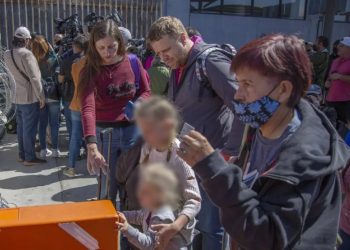 Migrantes rusos y ucranianos esperan en la frontera norte de México que EU les conceda asilo