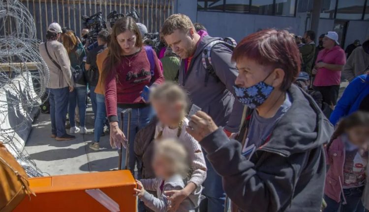 Migrantes rusos y ucranianos esperan en la frontera norte de México que EU les conceda asilo