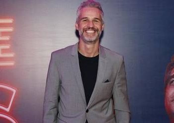 Juan Pablo Medina se deja ver con bastón tras amputación de pierna