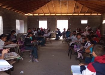 Toman clases en en una obra negra