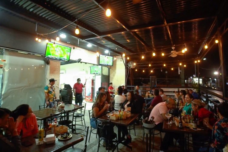 Amplían horarios y aforos en comercios