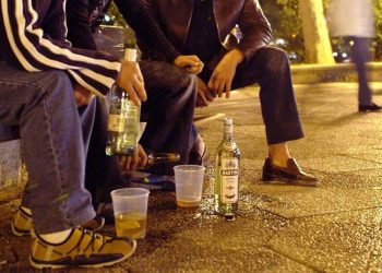 Lanzan alerta a padres; menores empiezan a beber desde los 14