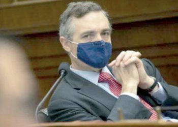 Abandona reelección por aventura amorosa