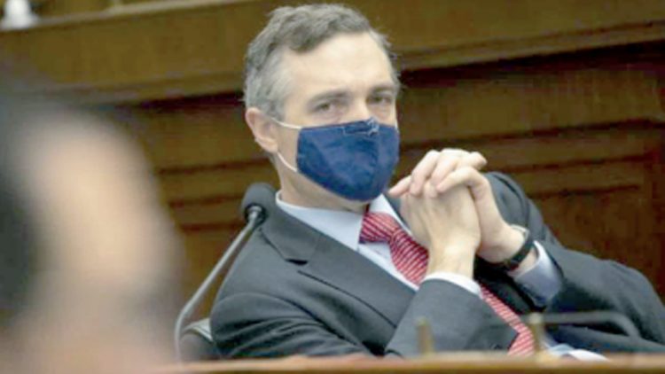 Abandona reelección por aventura amorosa