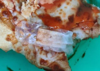 «Qué asco», encuentran curita con sangre en pizza de Veracruz