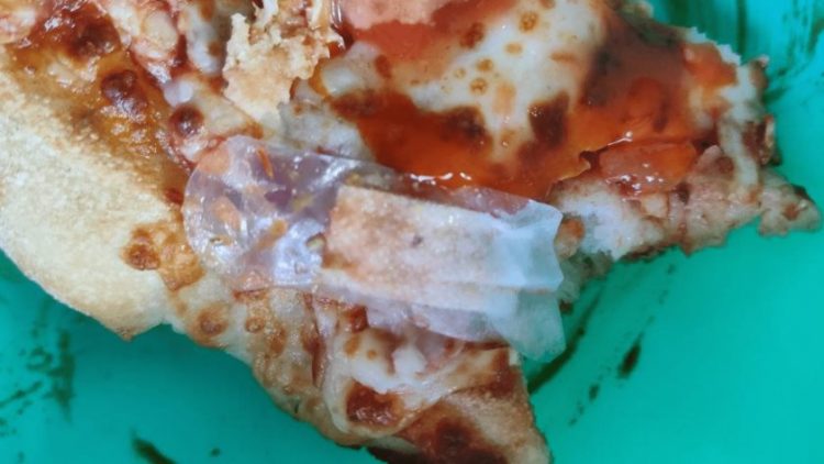 «Qué asco», encuentran curita con sangre en pizza de Veracruz