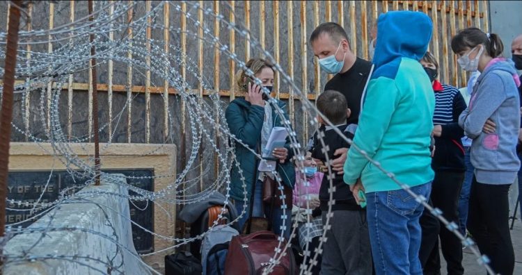 Migrantes centroamericanos denuncian trato desigual con ucranianos en frontera con Estados Unidos
