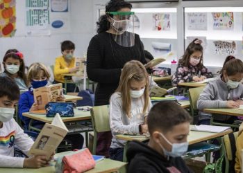 Vuelven a reimponer el cubrebocas en escuelas de Texas