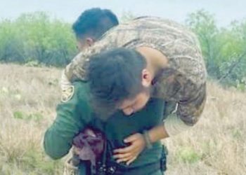 Salvan a indocumentado insolado y sangrando entre el monte