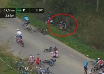 Ciclista francés sufre brutal caída en plena competencia